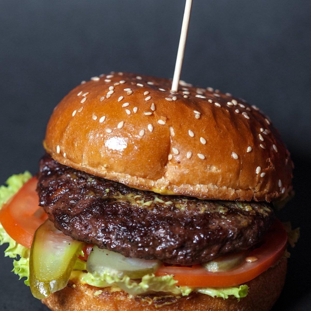 Siyah fonda Good Beef bayraklı burger