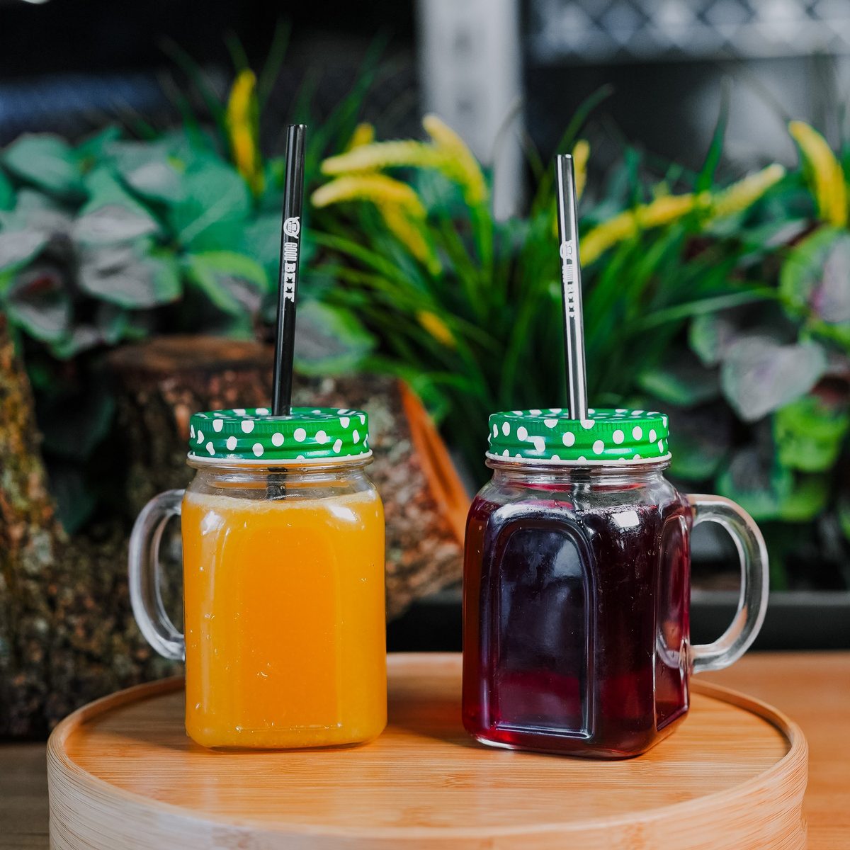 Ahşap tablada iki kavanoz ev yapımı limonata