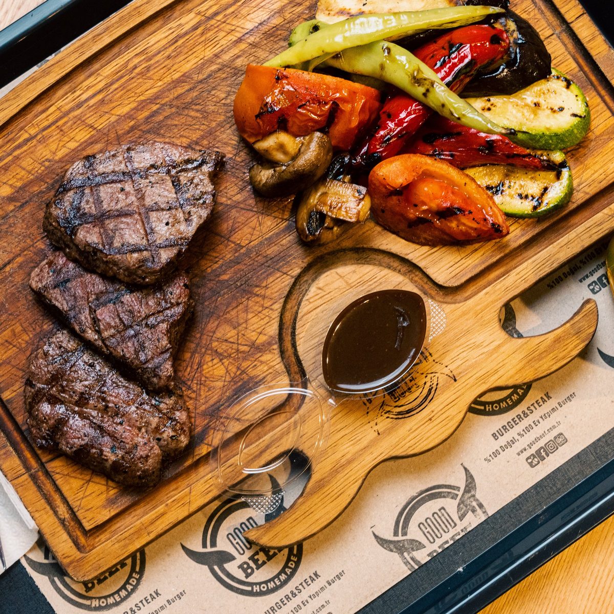 Ahşap tahtada közlenmiş sebzeli steak
